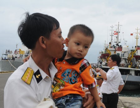 Thượng úy Nguyễn Tiến Lực hôn con trai trước giờ tàu rời cảng